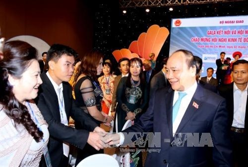 Nguyen Xuan Phuc trifft Teilnehmer der Konferenz für Außenwirtschaft in Vietnam - ảnh 1